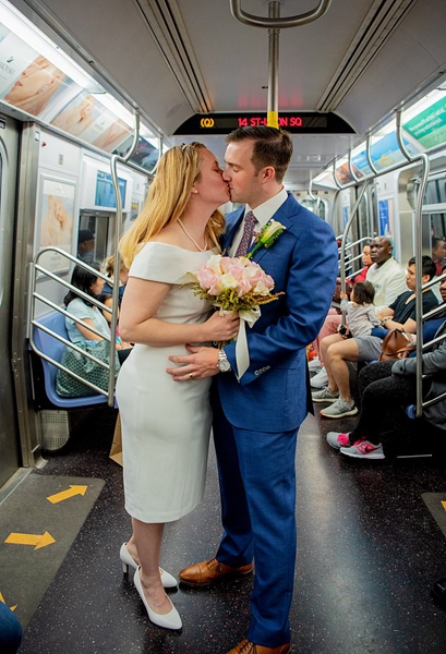 两退伍军人地铁举行婚礼 乘客欢喜参加送祝福