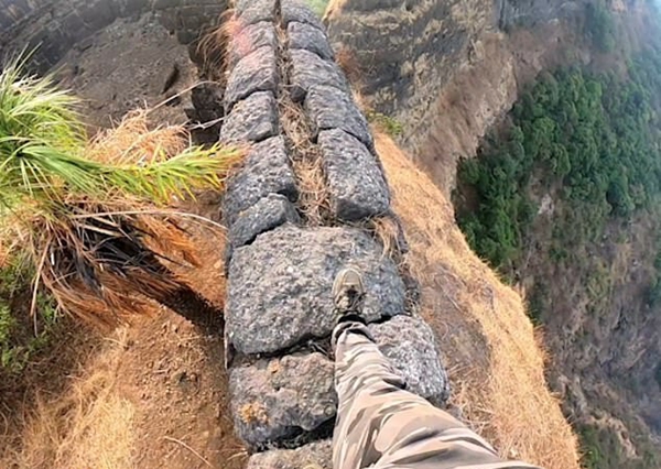 冒险者印度山顶古城墙上涉险徒步拍周围美景