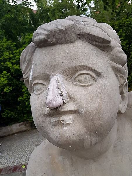 波兰一模特为吸粉砸掉战后天使雕像鼻子惹众怒