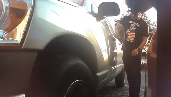 加州两男子用钥匙划伤汽车被其摄像头全程拍下