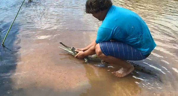 勇猛！澳男子为检验狩猎技能水中徒手抓鳄鱼