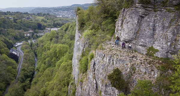一家人仅扶着崖壁一根钢筋走过英国最吓人小径