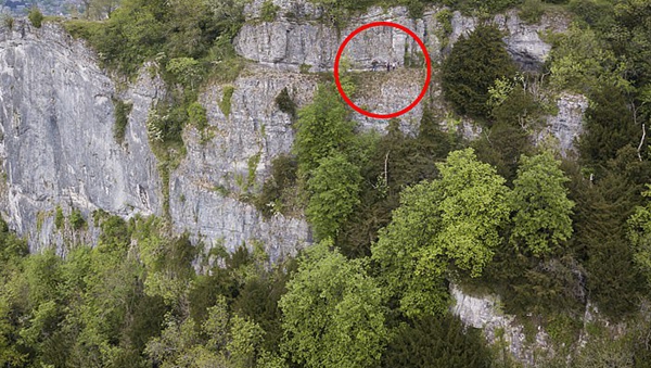 一家人仅扶着崖壁一根钢筋走过英国最吓人小径