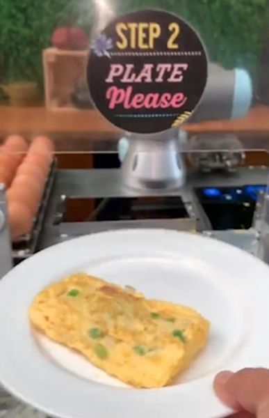 新加坡酒店机器人厨师为顾客制作金黄煎蛋卷
