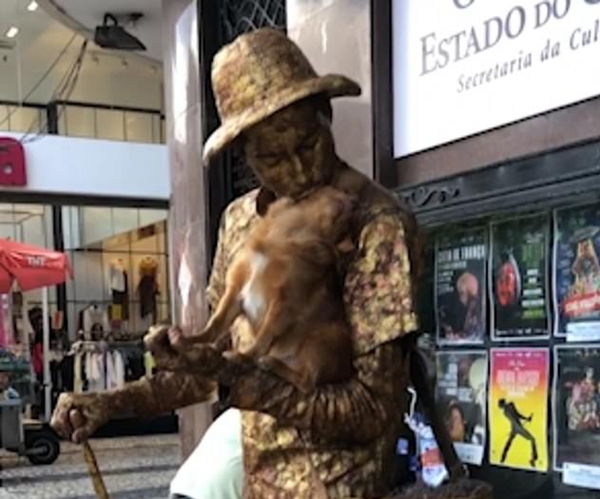 巴西街头一博美犬与活人雕像完美配合实力表演