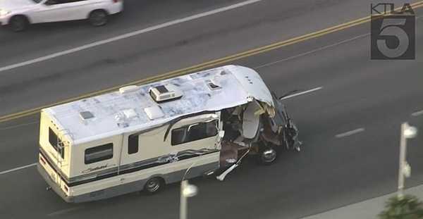洛杉矶上演偷车女高速逃亡 狂撞6车终被抓获
