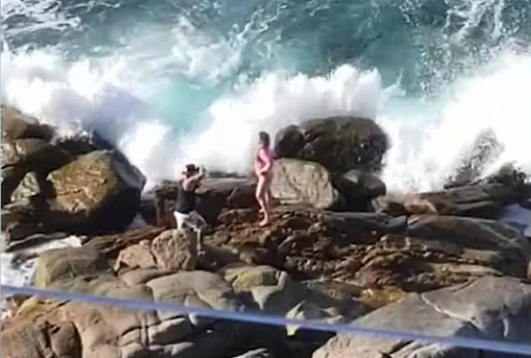 墨西哥男子海边礁石上为女友拍照被巨浪拍倒