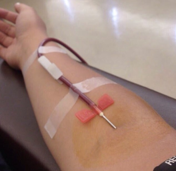 美20岁女大学生为疯狂购物有偿捐献血浆赚钱