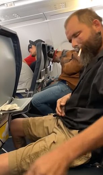 美航班上一男子违规点燃香烟被空乘夺走捻灭