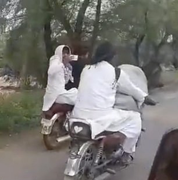 巴基斯坦一男子载着奶牛骑摩托上路引网友热议