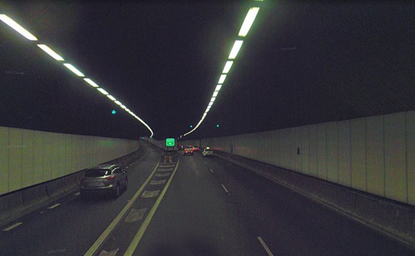危险！澳大利亚一男子骑单车载娃违法穿行隧道
