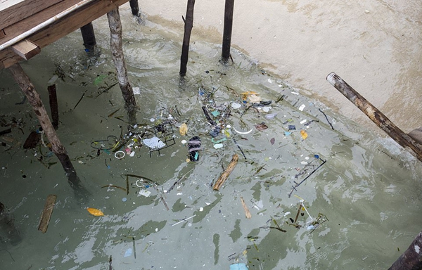 垃圾失乐园：印尼某小岛汇聚大量外来人造垃圾