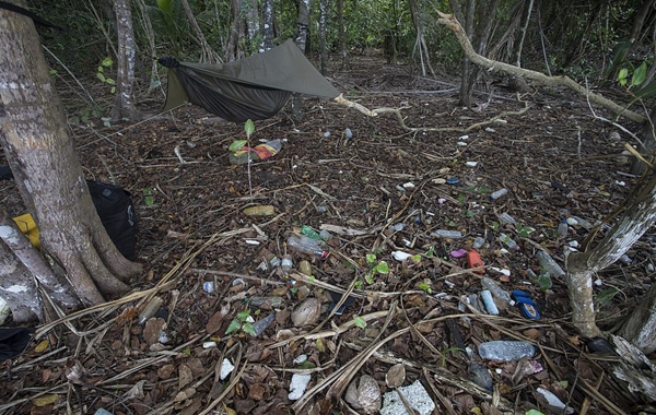 垃圾失乐园：印尼某小岛汇聚大量外来人造垃圾