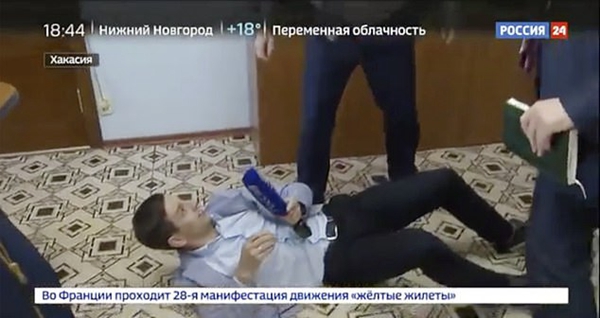 俄官员被疑挪用公款建豪宅 怒将记者摔倒在地