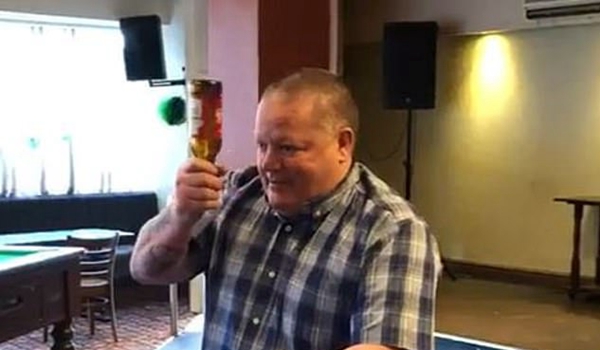 英国一出租车司机用头撞碎啤酒瓶未果输掉赌约