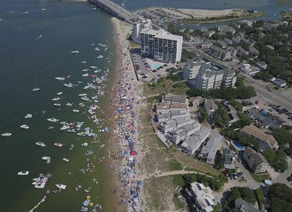 美海滩狂欢节后变成垃圾场 10吨垃圾让人惊愕