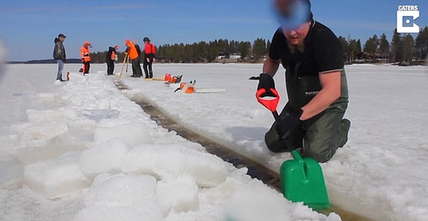 芬兰团队雕出直径184米世界最大冰制“旋转木马”