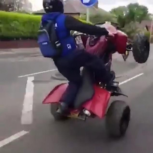 猖狂！两男子驾驶四轮摩托抬前轮逆行挑衅警察