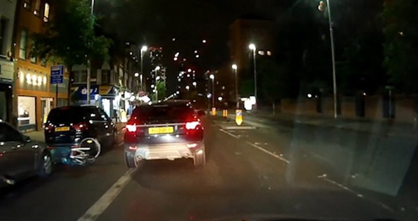 伦敦街头一司机急转向撞倒自行车手致其受重伤