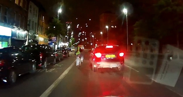 伦敦街头一司机急转向撞倒自行车手致其受重伤