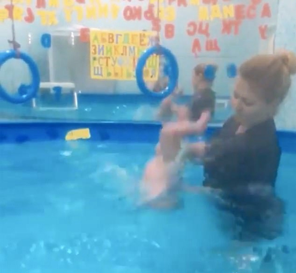 游泳教练训练婴儿方式粗暴引质疑 却获父母辩护