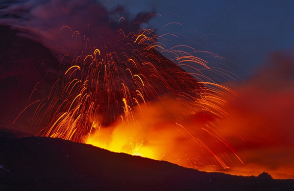 意大利埃特纳火山喷发 岩浆照亮夜空场面壮观