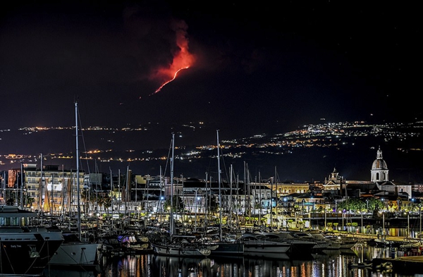 意大利埃特纳火山喷发 岩浆照亮夜空场面壮观