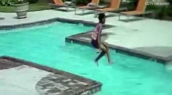 惊险！美10岁女孩及时跳入泳池救起溺水妹妹