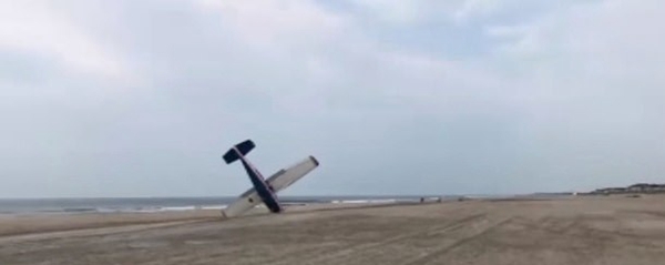 小飞机新泽西海滩紧急迫降 机头朝下几乎直立