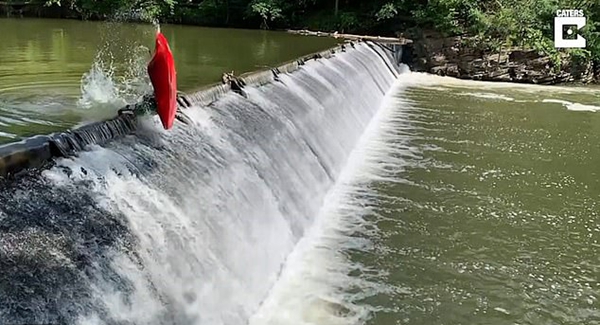 艺高人胆大！皮划艇运动员后空翻跃下3米水坝