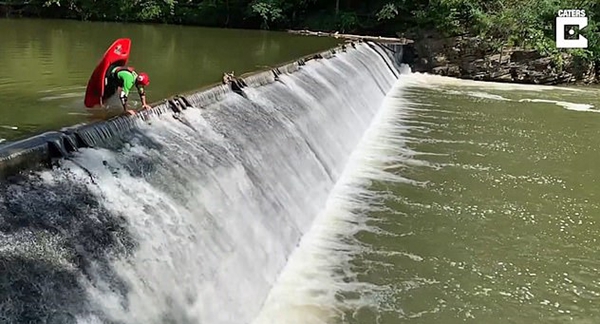 艺高人胆大！皮划艇运动员后空翻跃下3米水坝