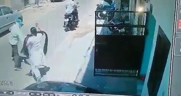 印度一女子临危不惧赤手空拳打跑一持枪歹徒