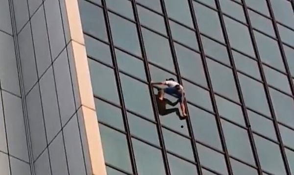 波兰“蜘蛛侠”徒手攀爬170米高酒店外墙遭警方逮捕