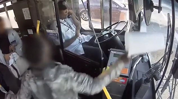 美地方公交系统公布司机被袭击视频 扔饮料吐口水常见