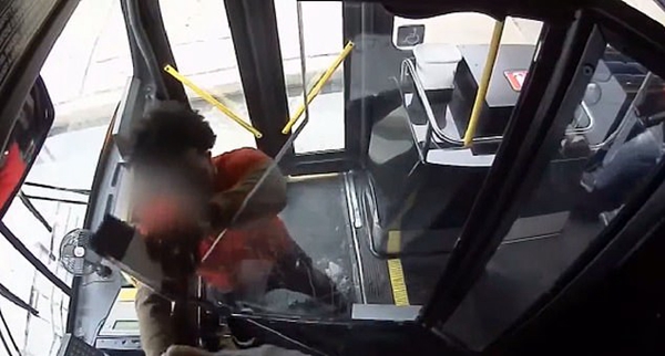 美地方公交系统公布司机被袭击视频 扔饮料吐口水常见