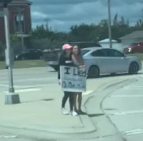 美国一少女手举标牌站路口中央受罚引群众争议