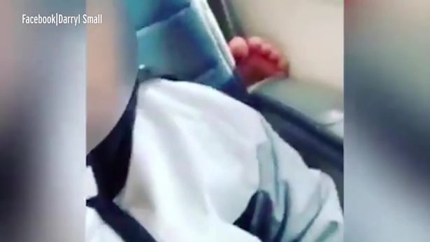 美4岁男童飞机上指责后排乘客不文明行为 乘客连忙道歉