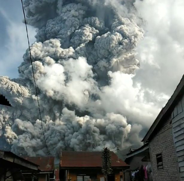 印尼火山喷出冲天浓烟柱 进入“红色警戒”状态