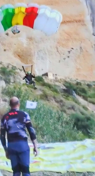 法国极限跳伞运动员为避免身体撞到岩石摔断腿