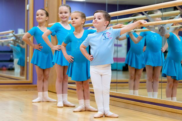 现实版《舞动人生》：英4岁男童打破偏见学芭蕾