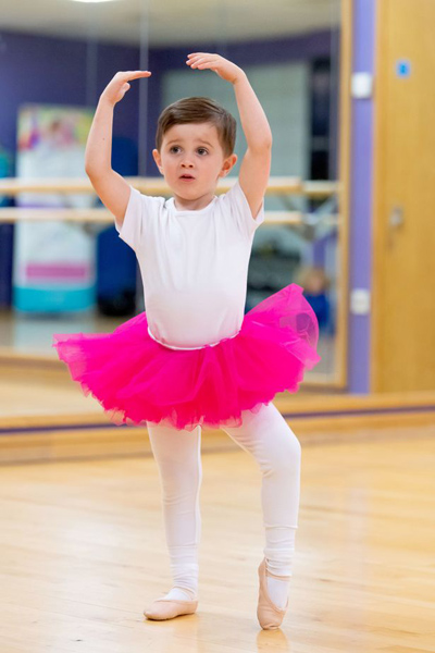 现实版《舞动人生》：英4岁男童打破偏见学芭蕾
