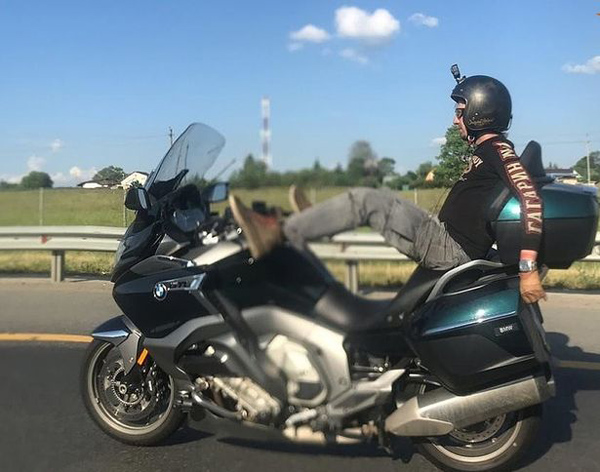 俄罗斯博主用脚驾驶摩托途中玩手机遭车祸身亡