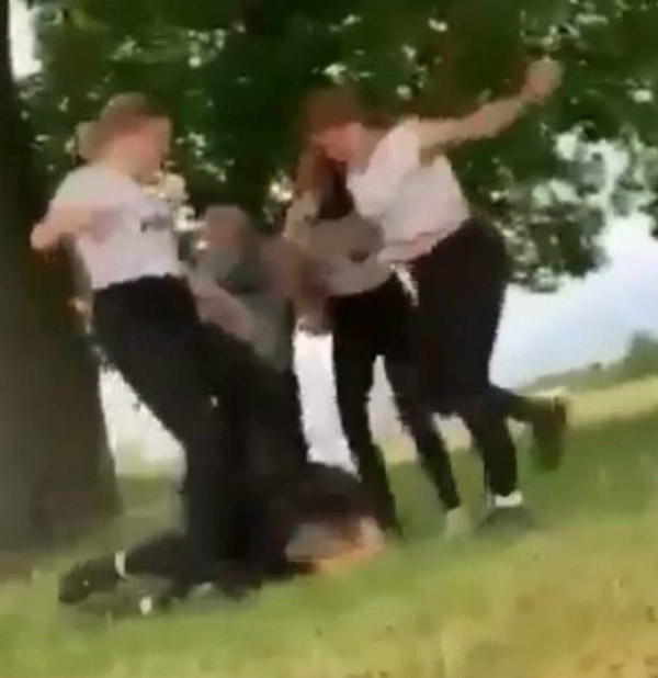 英14岁少女遭三女子暴力袭击 踢头扯头发尖叫不止