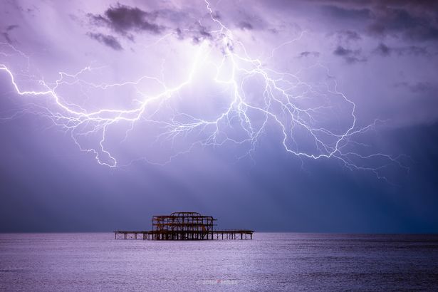 震撼！英国各地遭遇雷雨天气数千道闪电照亮夜空