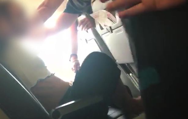 伦敦机场一女子飞机上大闹被拘捕 试图打开驾驶舱门