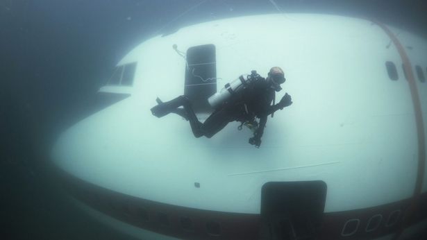 潜水员巴林探索沉没海底的波音747 为主题公园新项目