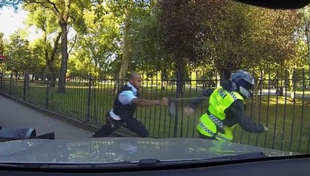 英警方为避免影响他人用高压水枪击倒骑摩托车逃逸嫌犯