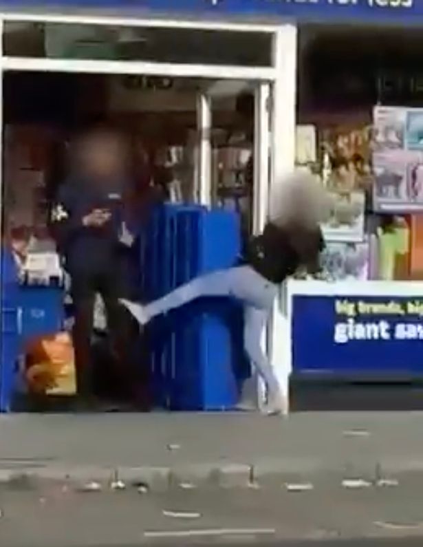 爱尔兰一女孩偷窃糖果被抓后踢打商店保安
