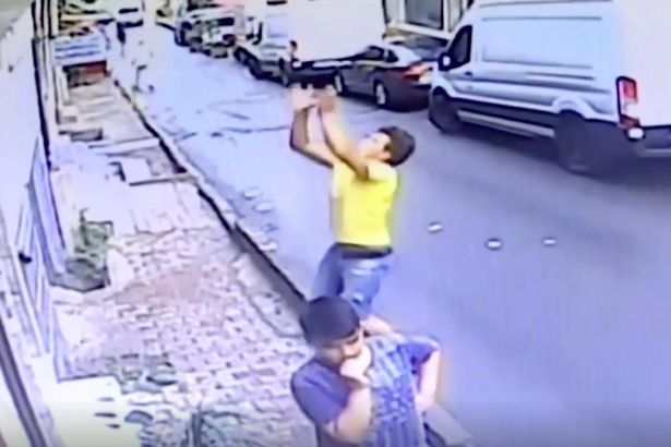 惊险！土耳其移民少年徒手接住从二楼坠落小女孩