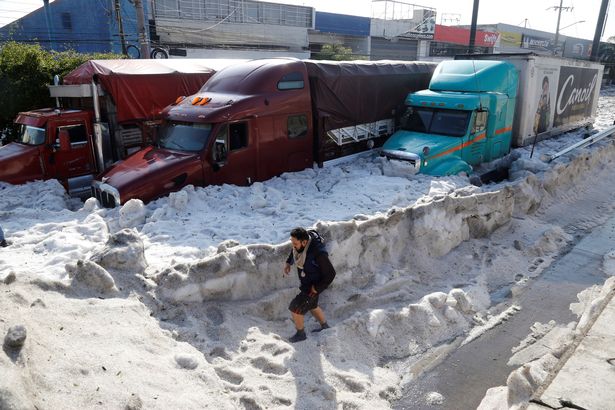 墨西哥一城市遭罕见冰雹袭击 冰层1.5米车辆被埋
